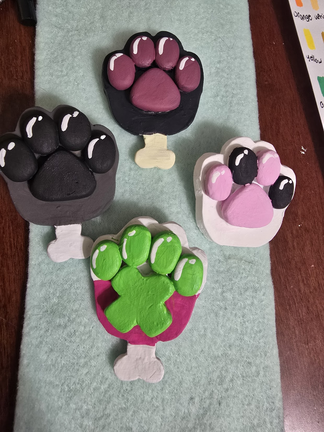 Clay paw Pin / Magnet
